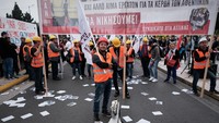 Pendukung serikat buruh PAME yang berafiliasi dengan komunis ikut serta dalam unjuk rasa memperingati May Day di Athena, Yunani, Senin (1/5/2023). (Nikolas Kokovlis/NurPhoto via Getty Images)