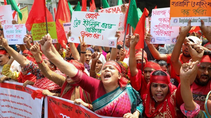 Aksi Hari Buruh Internasional di Berbagai Negara Aktivis bergabung dalam rapat umum memperingati Hari Buruh Internasional di ibu kota Dhaka di Bangladesh, Senin (1/5/2023). Demonstrasi dan protes diadakan di seluruh dunia oleh para aktivis dan pekerja yang menuntut gaji lebih tinggi, kondisi kerja yang lebih aman, dan banyak lagi.