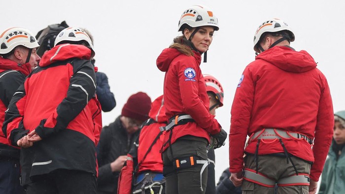 Aksi Kate Middleton Panjat Tebing Saat Kunjungan ke Wales Catherine, Princess of Wales looks on during a visit to the Central Beacons Mountain Rescue Team in Merthyr Tydfil, Britain April 27, 2023. REUTERS/Phil Noble