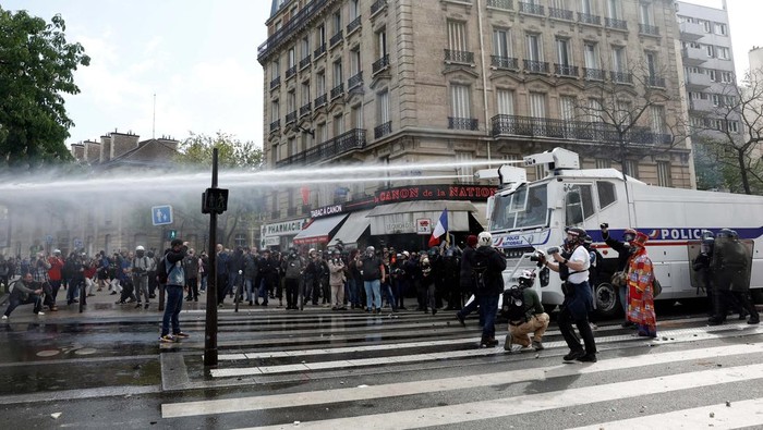Aksi May Day di Paris Berujung Ricuh French BRAV-M police unit officers carry a demonstrator during the traditional May Day labour march, a day of mobilisation against the French pension reform law and for social justice, in Paris, France May 1, 2023. REUTERS/Benoit Tessier REFILE - CORRECTING INFORMATION