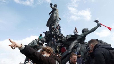 Aksi May Day di Paris Berujung Ricuh