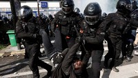Prancis telah diguncang oleh pemogokan dan demo besar-besaran untuk menolak RUU perpanjangan usia kerja sejak pertengahan Januari, beberapa di antaranya berubah menjadi kekerasan. Protes itu meningkat terutama setelah pemerintah menggunakan kuasa khususnya untuk meloloskan RUU melalui parlemen tanpa pemungutan suara.