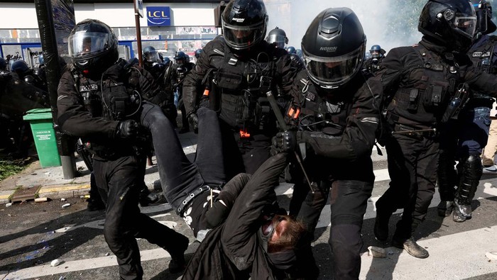 Aksi May Day di Paris Berujung Ricuh French BRAV-M police unit officers carry a demonstrator during the traditional May Day labour march, a day of mobilisation against the French pension reform law and for social justice, in Paris, France May 1, 2023. REUTERS/Benoit Tessier REFILE - CORRECTING INFORMATION