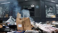 Dilansir dari AFP, massa aksi melemparkan proyektil ke arah polisi dan memecahkan jendela perkantoran, seperti bank dan agen perumahan di Paris.