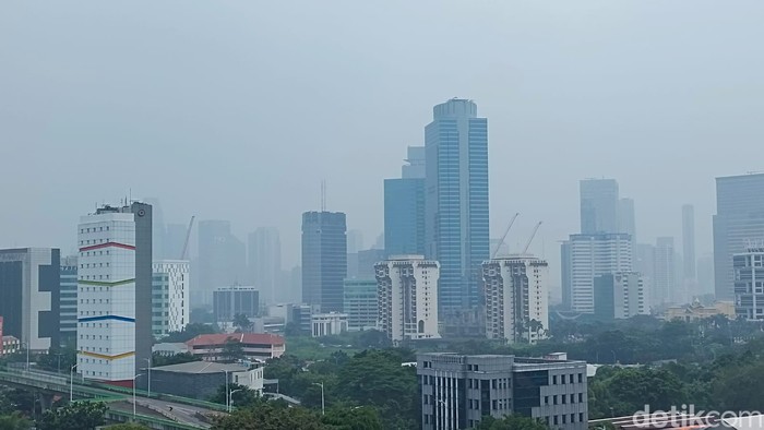 Aktivitas di Kota Jakarta kembali normal setelah libur lebaran Idul Fitri 1444 Hijriah berakhir. Kualitas udara Jakarta hari ini dinilai tidak sehat. (Jabbar/detikcom)