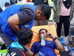 Cerita Petugas PMK Berjibaku Jinakkan Api Malang Plaza hingga Sempat Kolaps