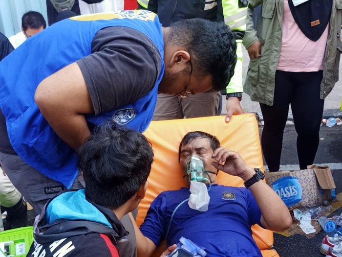 Anang Yuwono salah satu petugas yang berupaya memadamkan Malang Plaza alami sesak napas.