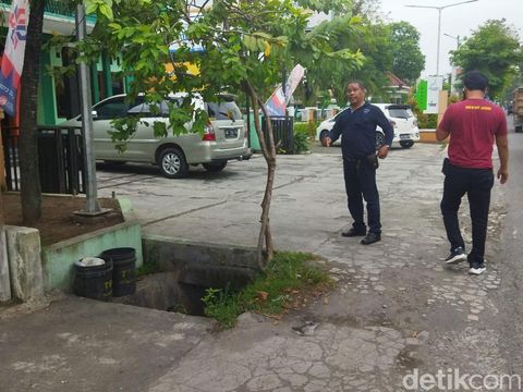 Anggota Polsek Klaten Utara melakukan olah TKP pencurian motor di Belangwetan, Klaten, Selasa (2/5/2023).