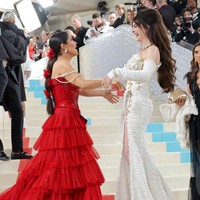 Saat hadir di Met Gala 2023, Anne Hathaway menjadi atensi saat berinteraksi dengan sesama rekan selebriti. Seperti momen dia bertemu Salma Hayek ini. Foto: Getty Images