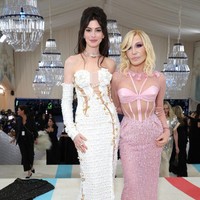 Namun untuk penampilan Anne di MET Gala 2023, desainer Versace, Donatella Versace membuat versi terbaru gaun tersebut dalam material tweed khas Chanel. Gaun Versace yang dikenakan bintang film Princess Diaries ini memiliki detail unik. Gaun dengan detail cut out itu dihiasi banyak peniti mutiara. Foto: Getty Images