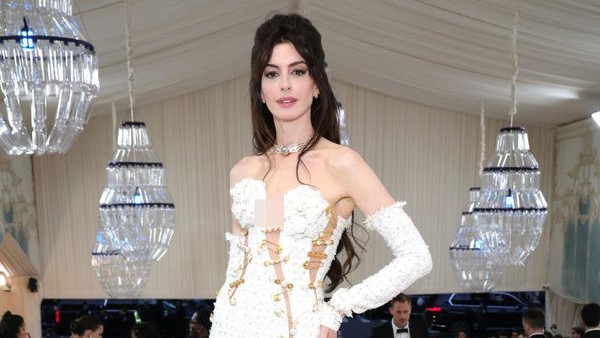 8 Gaya Anne Hathaway Pakai Gaun Peniti, Cantiknya Memukau di Met Gala 2023