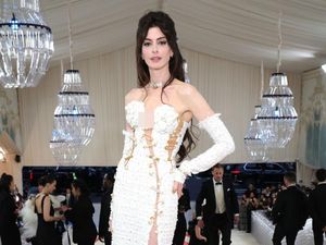 8 Gaya Anne Hathaway Pakai Gaun Peniti, Cantiknya Memukau di Met Gala 2023