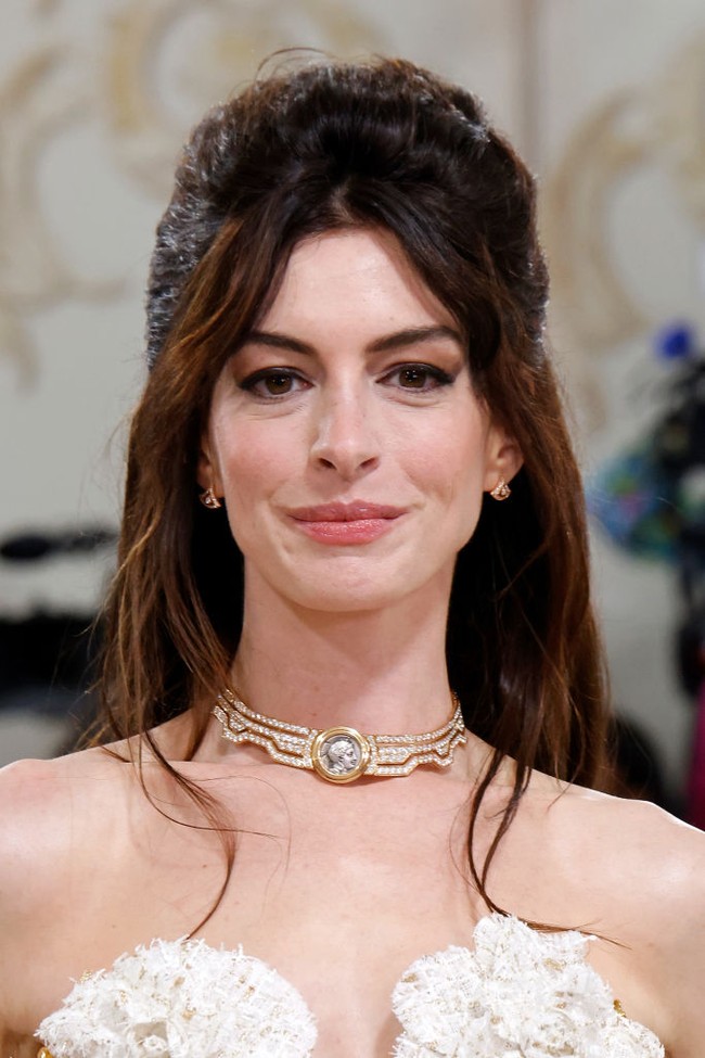 Yang juga menarik atensi dari penampilan Anne Hathaway di Met Gala 2023 adalah gaya rambutnya. Anne dengan apik menampilkan gaya rambut tahun 90-an. Sang aktris Hpun berterimakasih pada hairstylist-nya Orlandi Pita yang sudah berhasil membuatnya berpenampilan bak kembali ke tahun 90-an. Foto: Getty Images