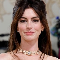 Yang juga menarik atensi dari penampilan Anne Hathaway di Met Gala 2023 adalah gaya rambutnya. Anne dengan apik menampilkan gaya rambut tahun 90-an. Sang aktris Hpun berterimakasih pada hairstylist-nya Orlandi Pita yang sudah berhasil membuatnya berpenampilan bak kembali ke tahun 90-an. Foto: Getty Images