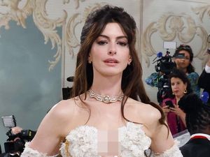 Anne Hathaway Minggat Saat Dirias untuk Foto, Aksi Solidaritas Mogok Kerja