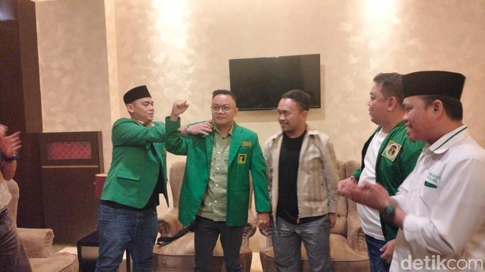 Arfah Yusuf gabung PPP ditandai dengan pemasangan jas partai.