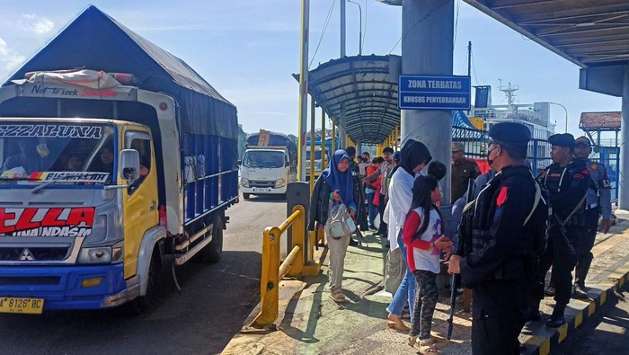 Arus balik di Pelabuhan Padangbai, Karangasem, masih landai. Dari total 41.679 orang yang meninggalkan Bali, baru 34.165 orang yang kembali.