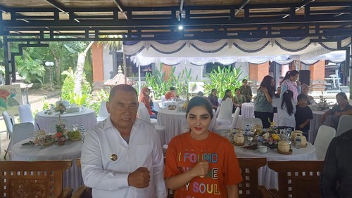 Bupati Jembrana I Nengah Tamba (kiri) bersama Ashanty di rumah dinasnya, Selasa (2/5/2023).