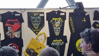 Tampak beberapa merchandisers yang dijual di sekitar ArenA konser.