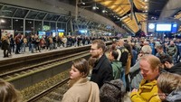 Antrian penumpang yang hendak pulang menuju Utrecht