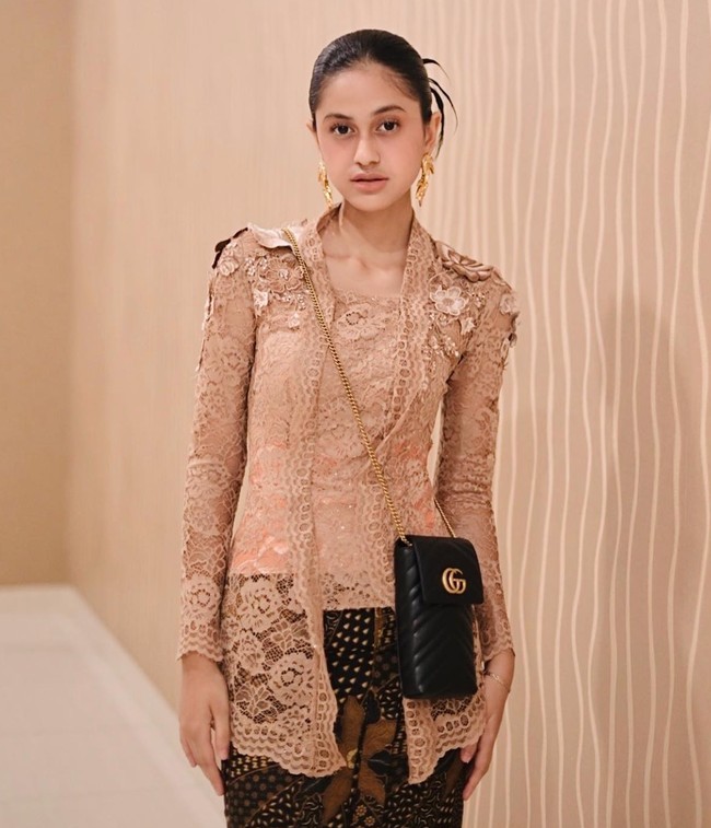 Asila sebelumnya juga sudah pernah menjajal dunia modelling. Wajahnya pernah terpampang di Jakarta Fashion Week (JFW) 2020. Foto: Instagram/@therealasilamaisa