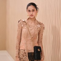 Asila sebelumnya juga sudah pernah menjajal dunia modelling. Wajahnya pernah terpampang di Jakarta Fashion Week (JFW) 2020. Foto: Instagram/@therealasilamaisa