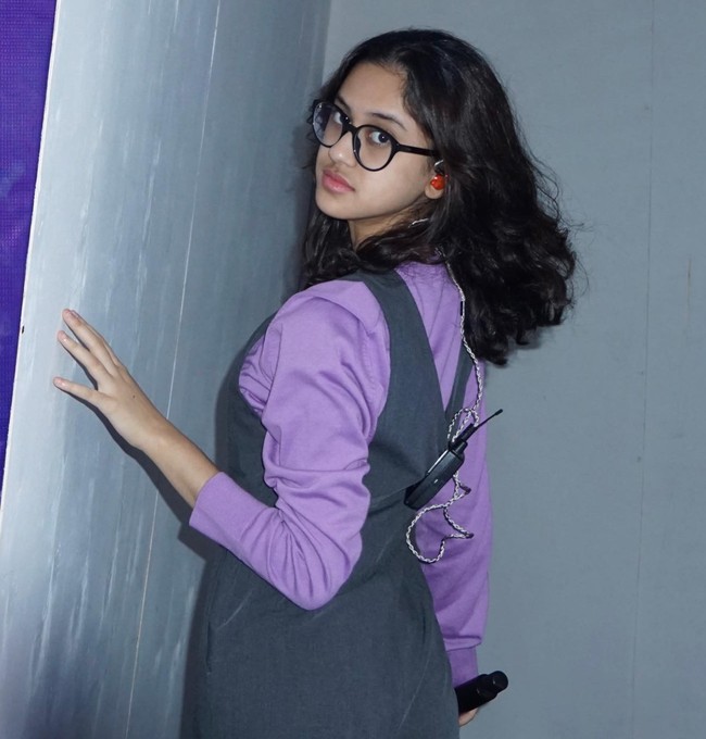 Asila tampaknya memang ingin mengikuti jejak sang ayah dengan terjun ke dunia hiburan. Namun bukan sebagai aktris, Asila memilih menjajal dunia tarik suara. Foto: Instagram/@therealasilamaisa