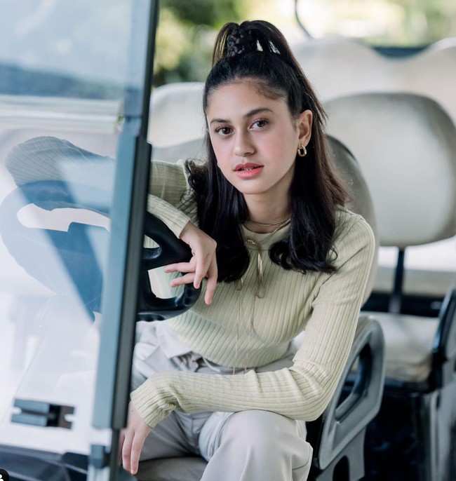 Asila sendiri menjadi bulan-bulanan warganet karena video dirinya yang bernyanyi dengan suara ngik pada tiap ujung lagunya. Karena hal itu tak sedikit netizen yang kemudian memberikan komentar nyinyir. Foto: Instagram/@therealasilamaisa