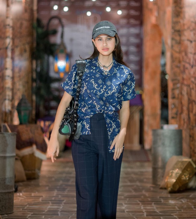 Video Asila saat bernyanyi pun sempat viral hingga dikomentari oleh pria yang sempat menjadi guru vokal Agnez Mo. Menurut Indra Aziz sendiri sebenarnya tak ada yang salah dari gaya bernyanyi Asila. Tergantung orang yang mendengarnya saja, suka atau tidak. Foto: Instagram/@therealasilamaisa