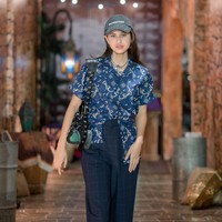 Video Asila saat bernyanyi pun sempat viral hingga dikomentari oleh pria yang sempat menjadi guru vokal Agnez Mo. Menurut Indra Aziz sendiri sebenarnya tak ada yang salah dari gaya bernyanyi Asila. Tergantung orang yang mendengarnya saja, suka atau tidak. Foto: Instagram/@therealasilamaisa