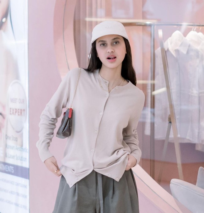 Nama Asila Maisa, putri aktor Ramzi belakangan tengah menjadi viral dan banyak diperbincangkan di media sosial, terutama TikTok. Asila justru mendapat nyinyiran dari netizen terkait dengan gaya bernyanyinya yang dinilai berlebihan. Foto: Instagram/@therealasilamaisa