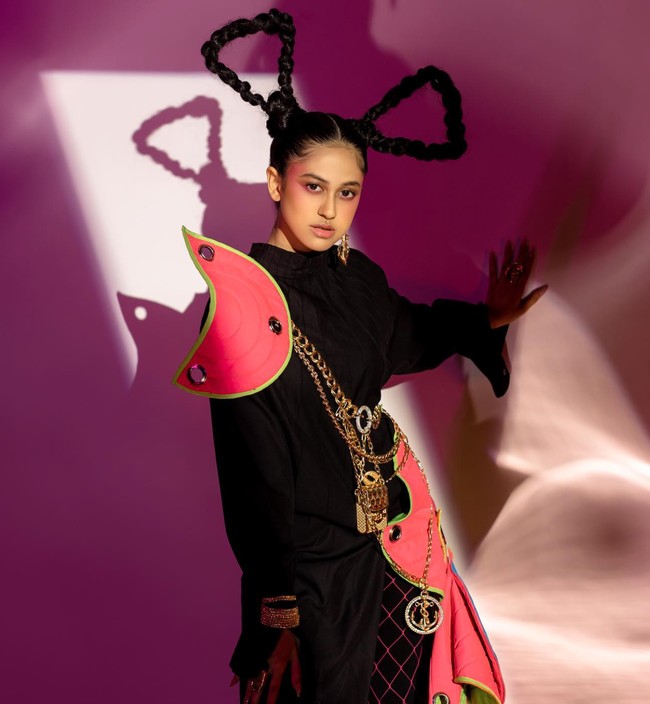 Dalam kariernya sebagai seorang penyanyi Asila sudah pernah merilis beberapa lagu, seperti yang berjudul Curang dan Sanggup. Lagu Sanggup bahkan menjadi original soundtrack film Bismillah Kunikahi Suamimu. Foto: Instagram/@therealasilamaisa