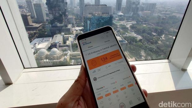 Udara yang tercemar tentu akan berdampak buruk bagi kesehatan makhluk hidup. Lantas, bagaimana cara mendeteksi udara tercemar atau tidak? Simak penjelasannya!