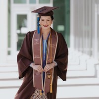 Beby Tsabina cantik dan anggun berbalut kebaya biru muda dipadu kain batik. Kebaya rancangan  Anie Wardhana dari brand Delmora ini dihiasi payet, kristal serta bordiran bentuk bunga. Foto: Instagram/@bebytsabina