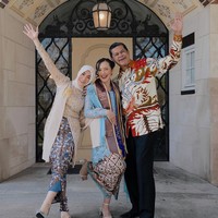 Ayah dan ibu Beby Tsabina turut hadir dalam acara kelulusan. Ketiganya kompak mengenakan kain dan busana etnik Indonesia. Foto: Instagram/@bebytsabina