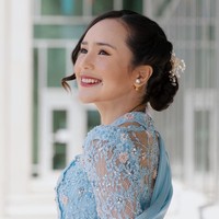 Sanggul modern dengan poni ikal yang ditata ke samping membingkai wajah cantik wanita berdarah Aceh ini. Foto: Instagram/@bebytsabina