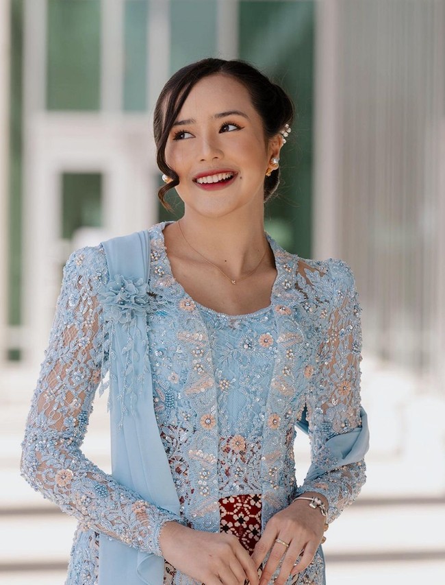 Wajah Beby Tsabina dipercantik makeup bernuansa cokelat dengan pulasan lipstik warna cherry. Foto: Instagram/@bebytsabina