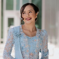 Wajah Beby Tsabina dipercantik makeup bernuansa cokelat dengan pulasan lipstik warna cherry. Foto: Instagram/@bebytsabina