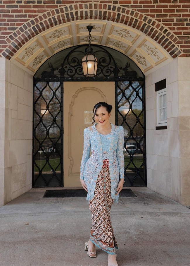 Tak lupa perhiasan seperti anting mutiara dan gelang yang melengkapi penampilannya. Foto: Instagram/@bebytsabina