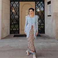 Tak lupa perhiasan seperti anting mutiara dan gelang yang melengkapi penampilannya. Foto: Instagram/@bebytsabina