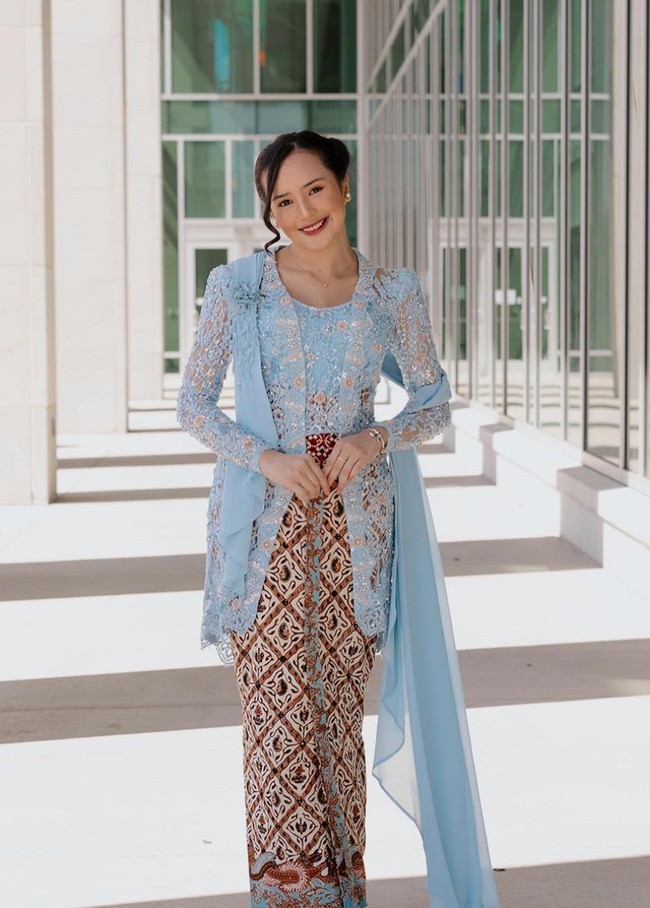 Obi batik warna marun memberi aksentuasi pada garis pinggang. Sementara detail renda di bagian bawah kain memberi sentuhan feminin. Foto: Instagram/@bebytsabina