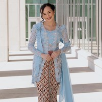 Obi batik warna marun memberi aksentuasi pada garis pinggang. Sementara detail renda di bagian bawah kain memberi sentuhan feminin. Foto: Instagram/@bebytsabina