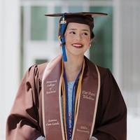 Aktris Beby Tsabina membagikan momen bahagianya saat wisuda, Senin (1/5/2023). Bintang ‘Scandal Makers’ ini lulus dari Western Michigan University, AS, dengan predikat summa cumlaude. Foto: Instagram/@bebytsabina