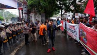Mahasiswa yang tergabung dalam Forum Independen Mahasiswa Papua Barat melakun aksi memperingati Hari Pendidikan Nasional di Kampus Universitas Cendrawasih, Kota Jayapura, Papua, Selasa (2/5/2023). Mereka menuntut agar digratiskannya biaya pendidikan di seluruh tanah Papua dan menertibkan dosen yang kerap melakukan pungutan liar kepada mahasiswa. ANTARA FOTO/Sakti Karuru