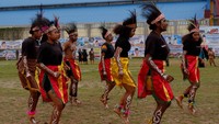 Sejumlah siswa menampilkan tarian kreasi saat peringatan Hari Pendidikan Nasional (Hardiknas) di Lapangan Trikora, Kota Jayapura, Papua, Selasa (2/5/2023). Peringatan Hardiknas 2023 tersebut bertema Bergerak Bersama Semarakkan Merdeka Belajar.ANTARA FOTO/Sakti Karuru