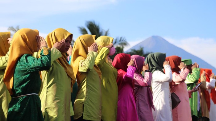 Peserta upacara memberi penghormatan saat pengibaran bendera Merah Putih pada upacara peringatan Hari Pendidikan Nasional (Hardiknas) di Kantor Wali Kota Ternate, Kota Ternate, Maluku Utara, Selasa (2/5/2023). Upacara peringatan Hardiknas dipimpin Wali Kota Ternate M. Tauhid Soleman yang mengusung tema Bergerak Bersama Semarakkan Merdeka Belajar. ANTARA FOTO/Andri Saputra/tom.