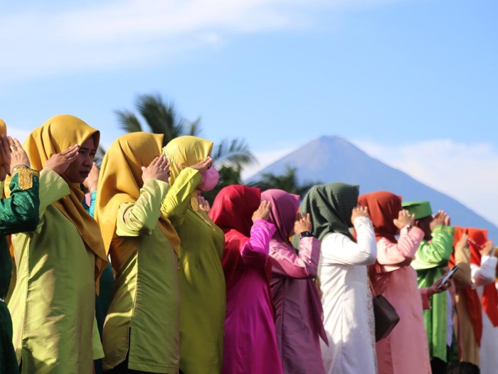 Peserta upacara memberi penghormatan saat pengibaran bendera Merah Putih pada upacara peringatan Hari Pendidikan Nasional (Hardiknas) di Kantor Wali Kota Ternate, Kota Ternate, Maluku Utara, Selasa (2/5/2023). Upacara peringatan Hardiknas dipimpin Wali Kota Ternate M. Tauhid Soleman yang mengusung tema