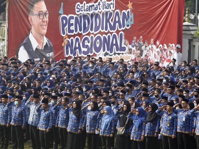 Sejumlah Aparatur Sipil Negara (ASN) mengikuti upacara peringatan Hari Pendidikan Nasional (Hardiknas) di Lapangan Tegar Beriman, Cibinong, Kabupaten Bogor, Jawa Barat, Selasa (2/5/2023). Peringatan Hardiknas 2023 tersebut bertema Bergerak Bersama Semarakkan Merdeka Belajar. ANTARA FOTO/Yulius Satria Wijaya/tom.