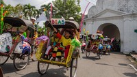 Siswa naik becak saat mengikuti pawai melintas di Plengkung Nirbaya, Yogyakarta, Selasa (2/5/2023). Pawai yang diikuti ratusan siswa dengan menaiki becak berkeliling Kota Yogyakarta tersebut dalam rangka memperingati Hari Pendidikan Nasional. ANTARA FOTO/Hendra Nurdiyansyah