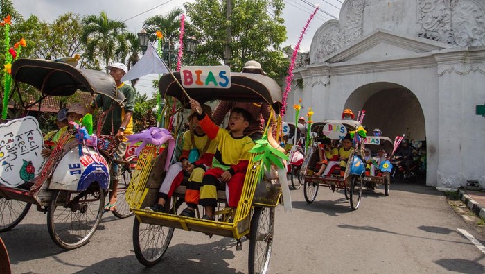 Begini Keseruan Perayaan Hari Pendidikan Nasional di Berbagai Wilayah Siswa naik becak saat mengikuti pawai melintas di Plengkung Nirbaya, Yogyakarta, Selasa (2/5/2023). Pawai yang diikuti ratusan siswa dengan menaiki becak berkeliling Kota Yogyakarta tersebut dalam rangka memperingati Hari Pendidikan Nasional. ANTARA FOTO/Hendra Nurdiyansyah/tom.
